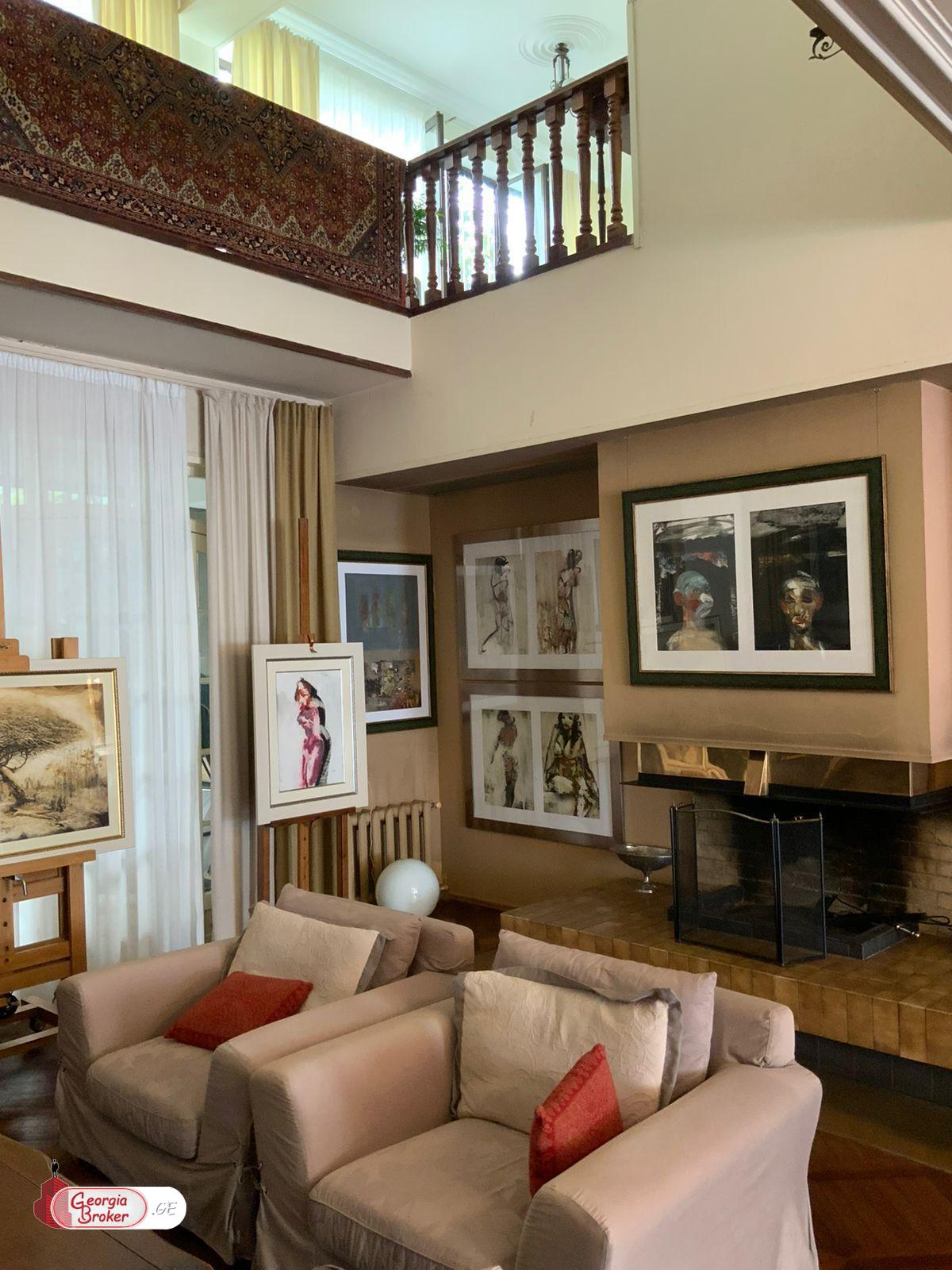 იყიდება ახალი გარემონტებული 10 ოთახიანი სახლი ვაკეში